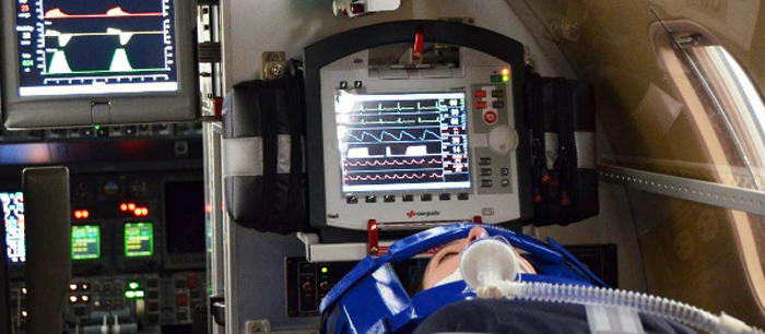 Medizinische Ausstattung während eines Patiententransports im Flugzeug